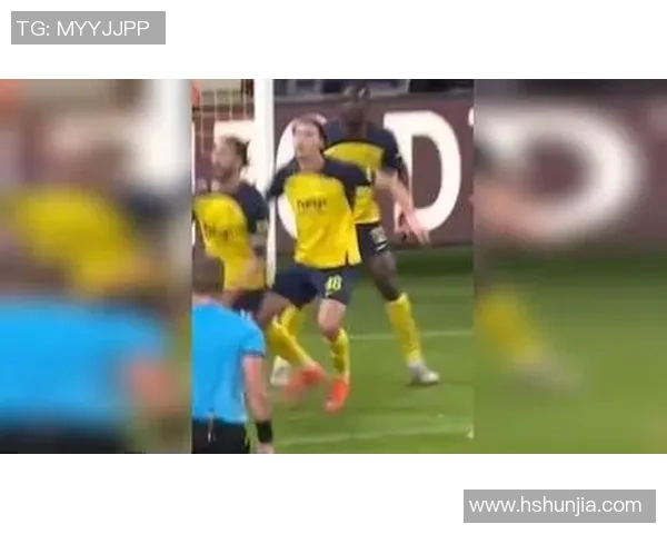 绿茵场上优雅奔跑的文艺球星光影瞬间定格