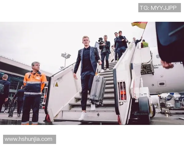 足球巨星风采尽显西装魅力展示英姿与时尚完美融合